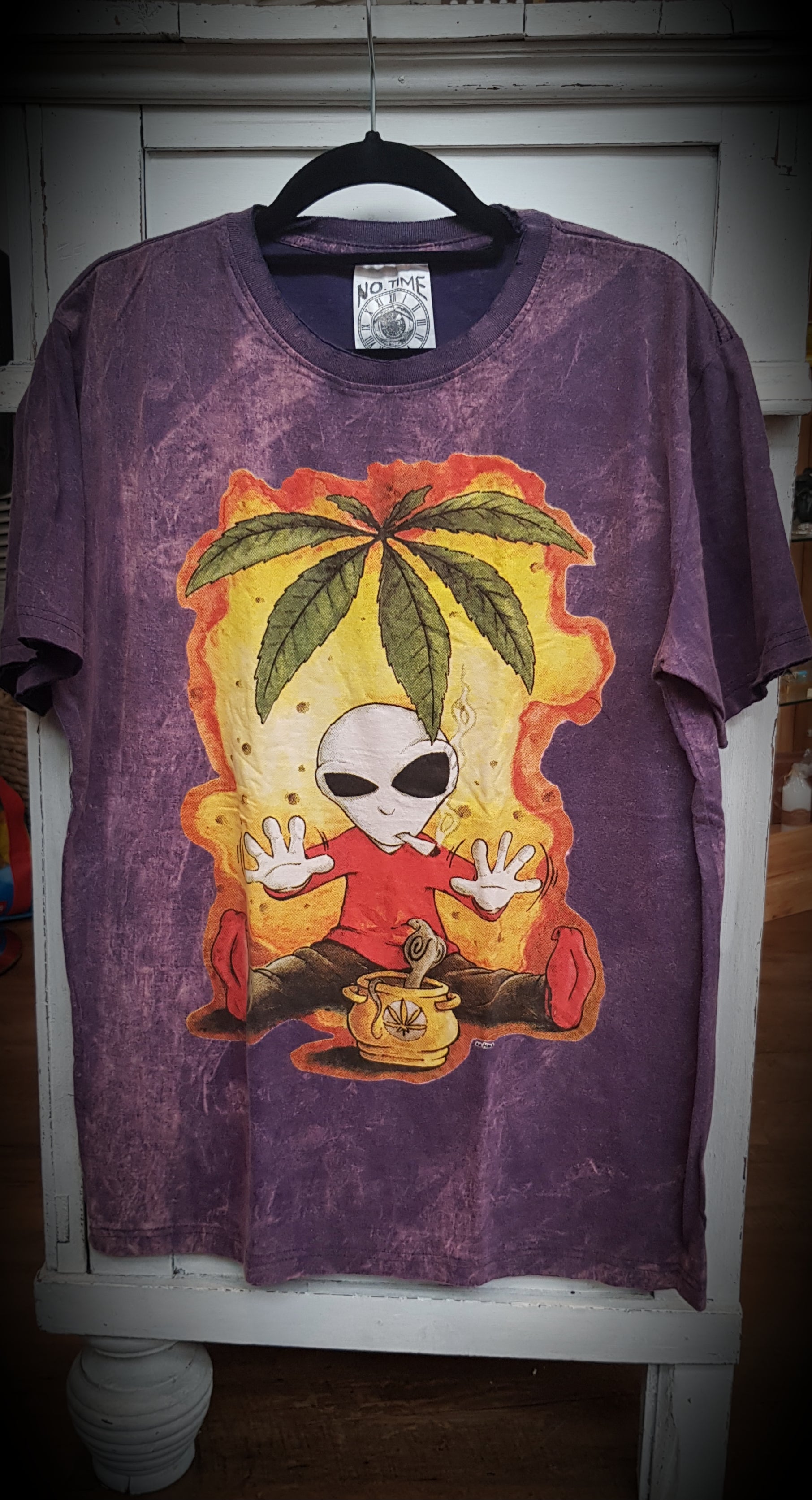 T-Shirt - Alien Dreaming  - Standard fit T-shirt- Medium
